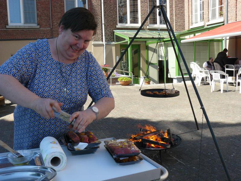 zuster Katelijn aan de schwenkgrill © zdb