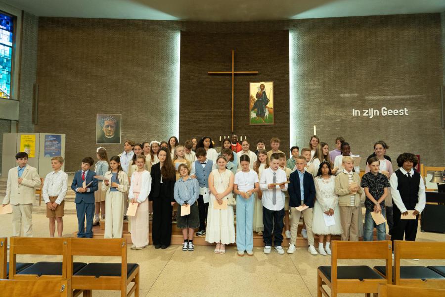 groepsfoto van de derde vormselviering in de Heilige Familie in Hoboken - voorganger: Emmanuel Ikeobi © 't Fotograafken, Belsele
