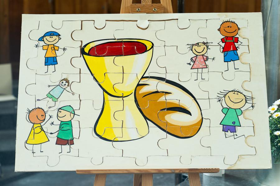 Tijdens de viering legden de eerstecommunicanten de stukjes van een puzzel van brood en wijn, van vriendschap en van Jezus, 10 mei 2025 © 't Fotograafken