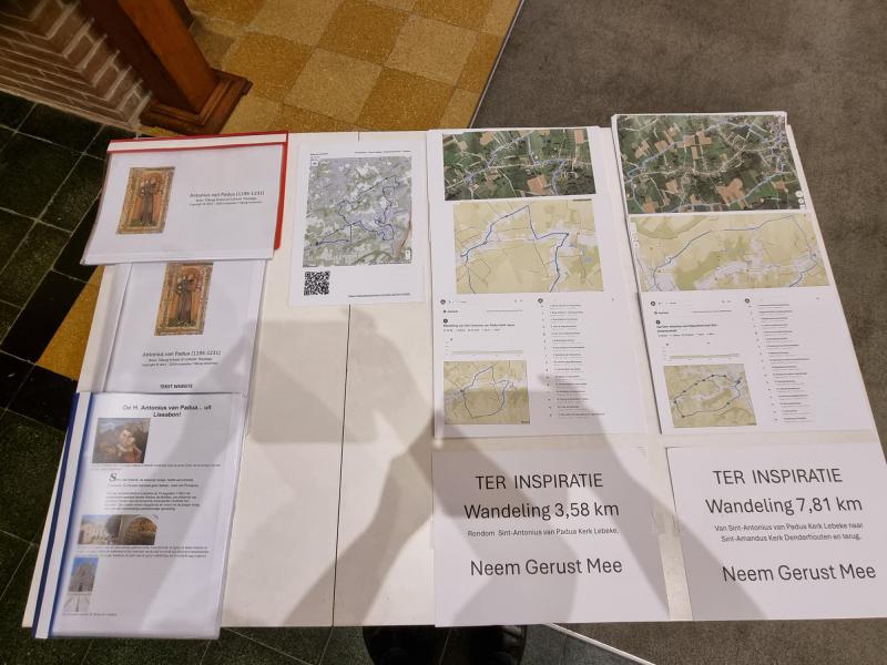 de wandelaars naar de kerk van Denderhoutem © Patrick Cornelis