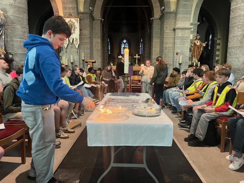 Tijdens de vormselwake werd er licht genomen van de paaskaars. 
