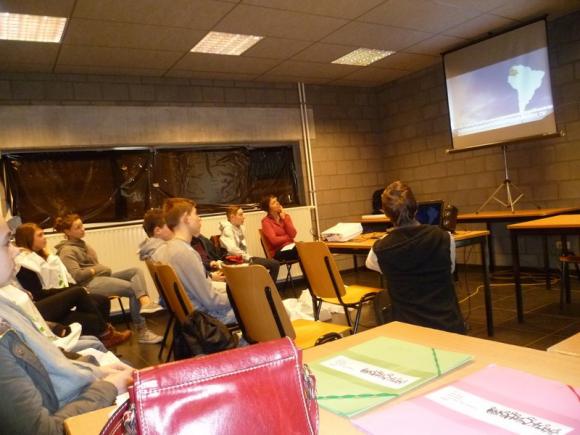 Bloemenverkoop door de vormelingen ten voordele van Broederlijk Delen 