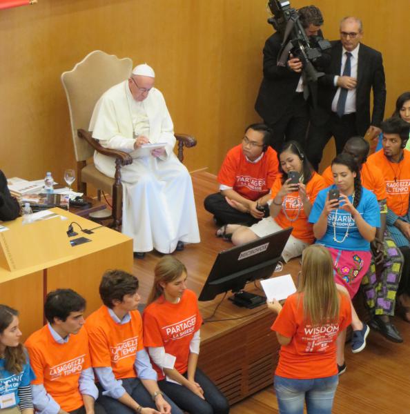 Paus in gesprek met jongeren. © evl