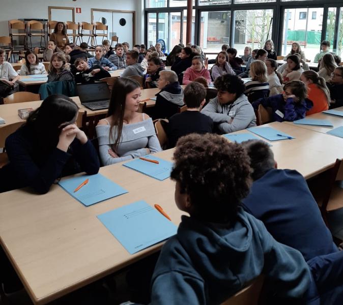 Op zaterdagochtend zaten de vormelingen in de Neerlandschool klaar om er tegenaan te gaan.  © Evelien Van Heyst