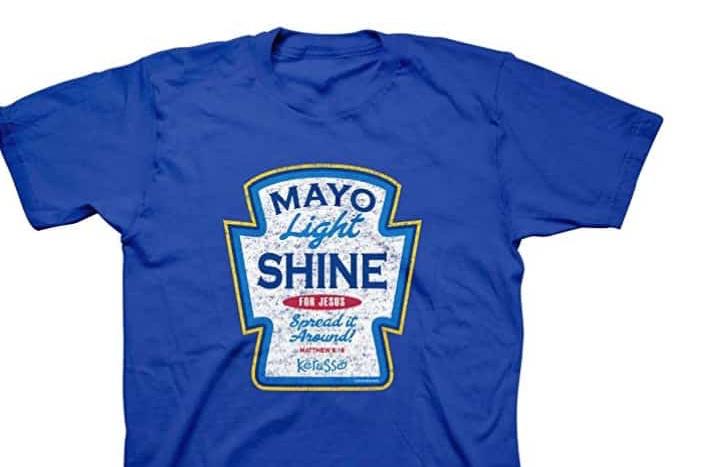 Weer zo verkeerd dit mayonaise T-shirt! 'Mayo light shine for Jesus' ('Moge' je licht schijnen voor Jezus). Of die mayo gaat plakken, durven we te betwijfelen. © Kerusso