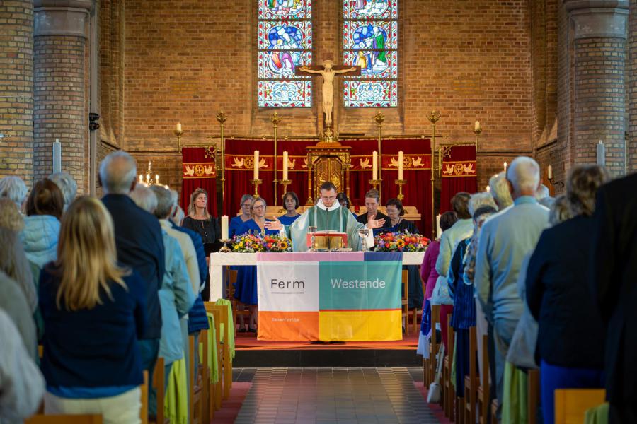 Een feestelijke viering voorgegaan door pastoor Bart  © Studiokto