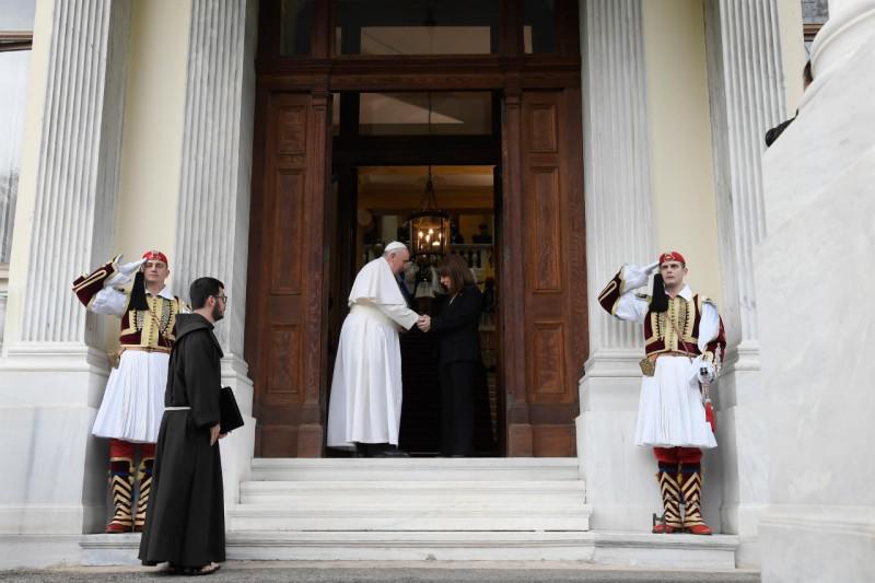 Paus Franciscus wordt verwelkomd door de presidente van Griekenland, Ekaterini Sakellaropoulou © VaticanNews