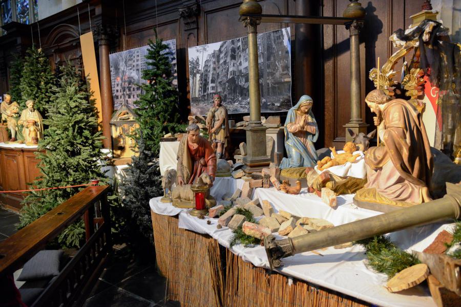 Het Kerstekind, geboren in een gebombardeerde kerk © RM