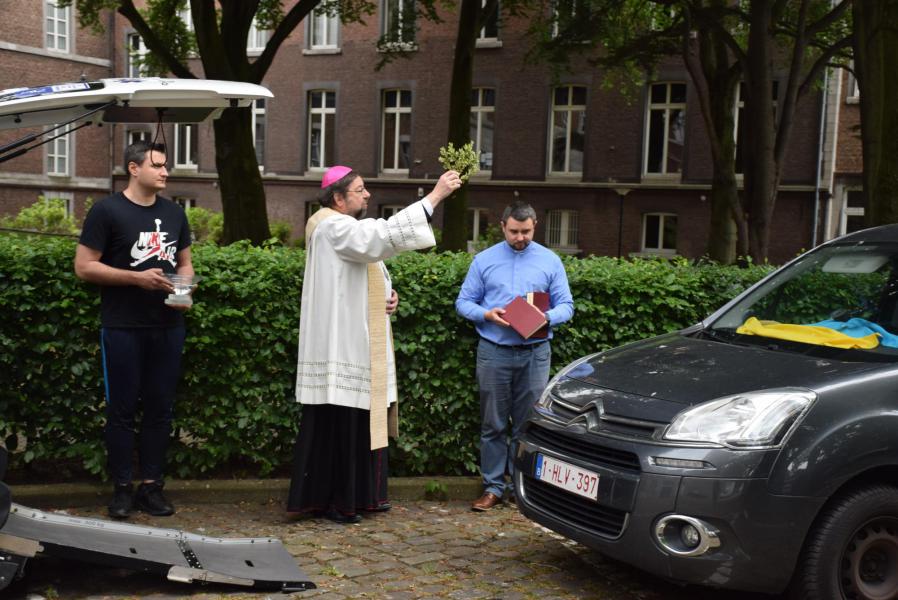 Bisschop Jean-Pierre Delville zegent de voertuigen bestemd voor Oekraïne © Bisdom Luik