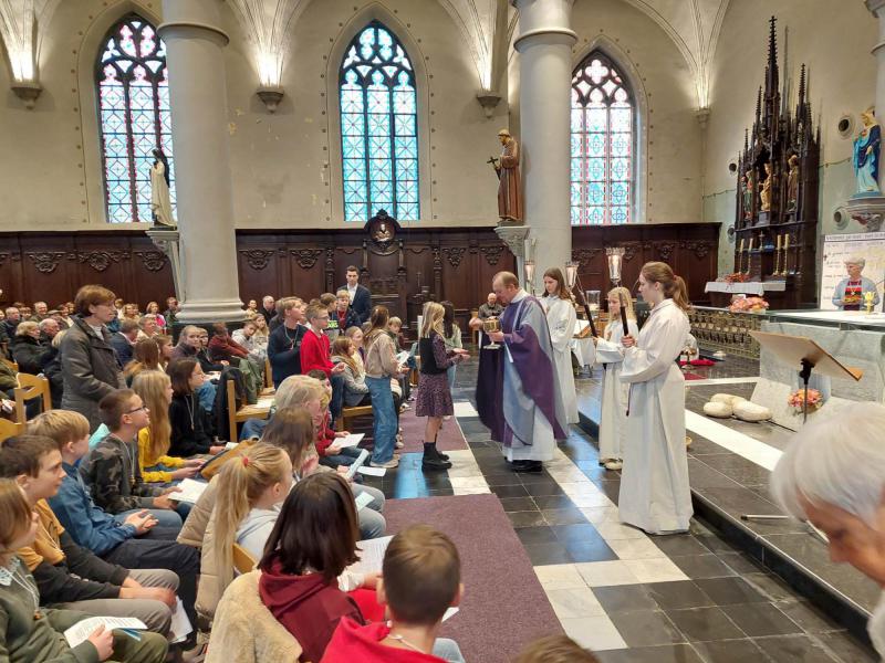 Naamopgave & Kruisoplegging vormelingen Mere 
