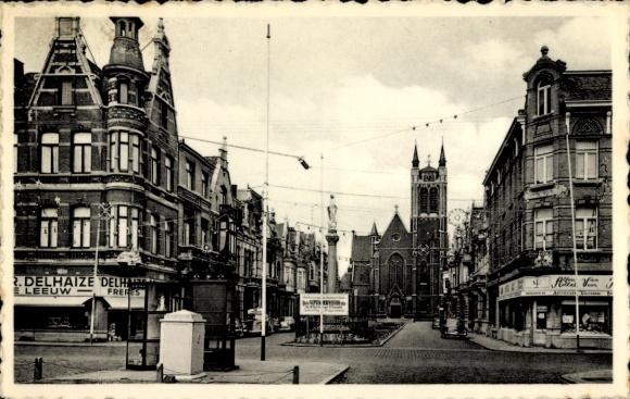 centraal Mariabeeld, links Delhaize Le Lion, rechts Van Brusselen, alles voor kantoor 