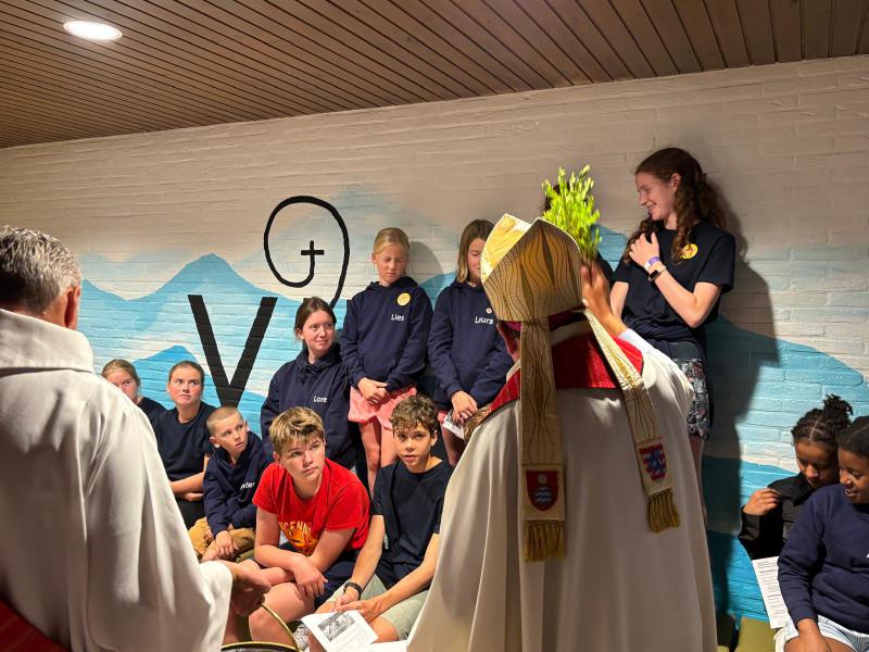  Bisschop Lode zegende VIN JE's plekke, alsook de jongeren. 