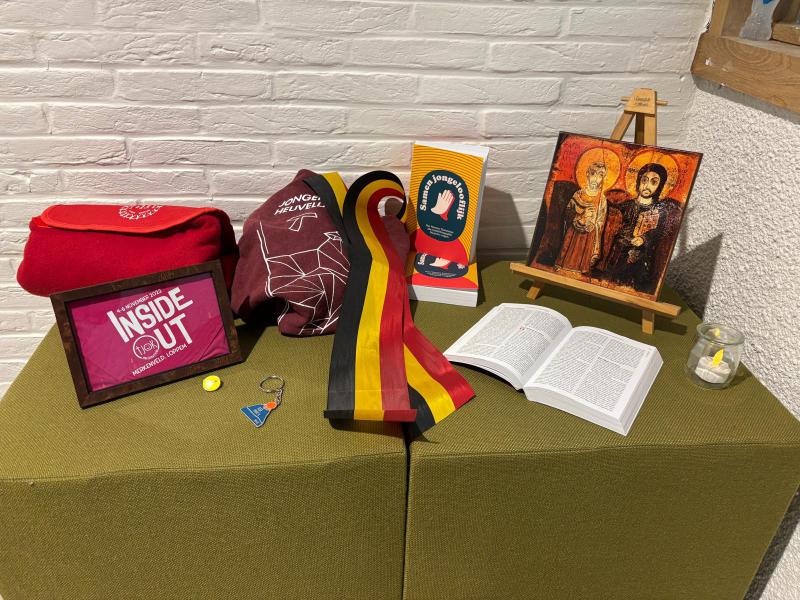  Andere jongerengroepen lieten een aandenken achter, symbool dat we samen één jongerenkerk vormen. 