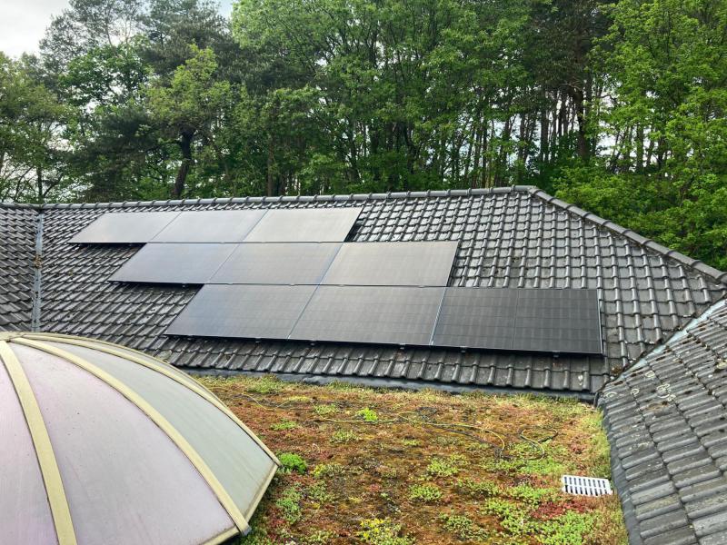 De eerste zonnepanelen worden geplaatst  © WS Vicariaat Kempen 