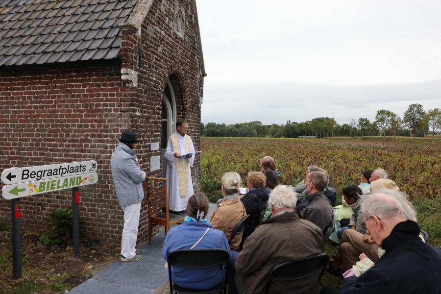 Herinwijding kapel van O.L.V. van Smarten in Zwevezele 