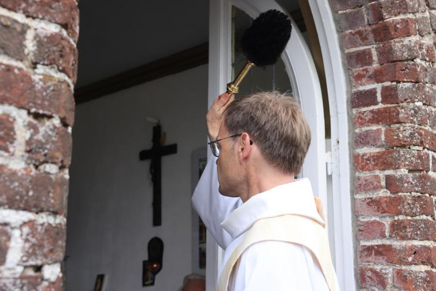 Herinwijding kapel van O.L.V. van Smarten in Zwevezele 