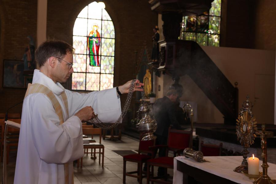 Sint-Aldegondisnoveen in de kerk van Zwevezele - Lof en ommegang 