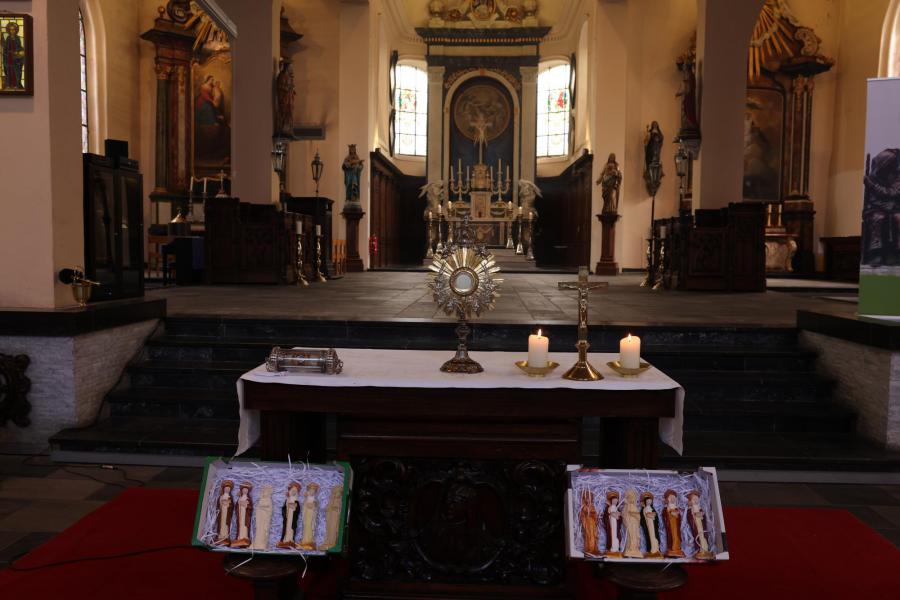 Sint-Aldegondisnoveen in de kerk van Zwevezele - Lof en ommegang 