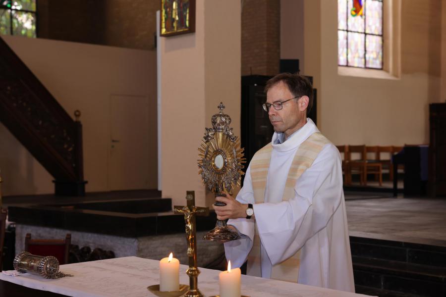 Sint-Aldegondisnoveen in de kerk van Zwevezele - Lof en ommegang 
