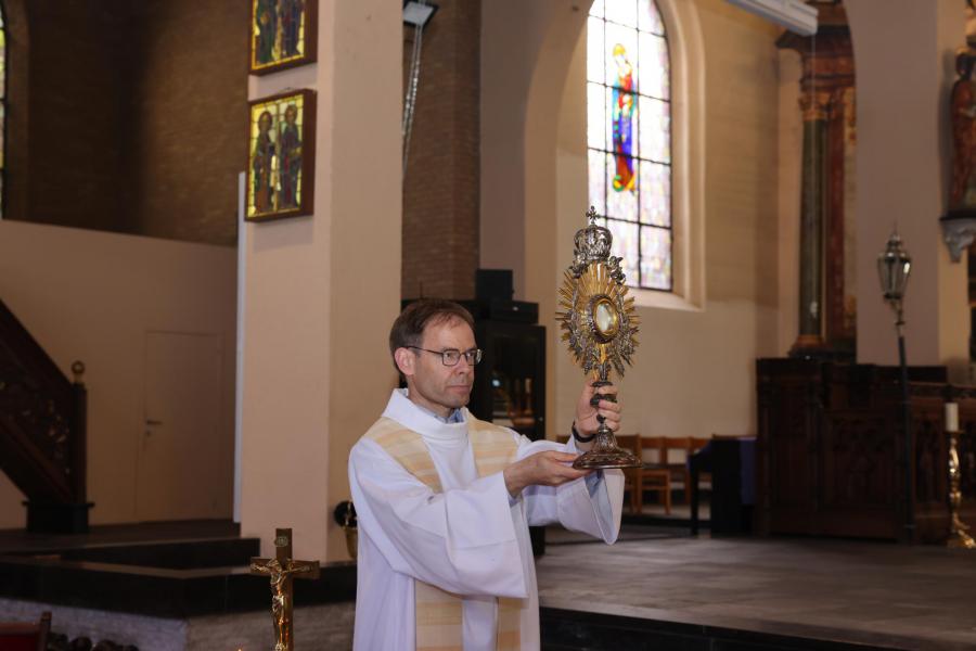 Sint-Aldegondisnoveen in de kerk van Zwevezele - Lof en ommegang 