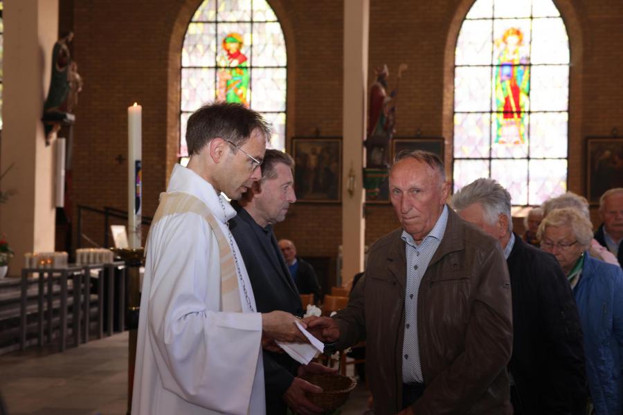 Sint-Aldegondisnoveen in de kerk van Zwevezele - Lof en ommegang 