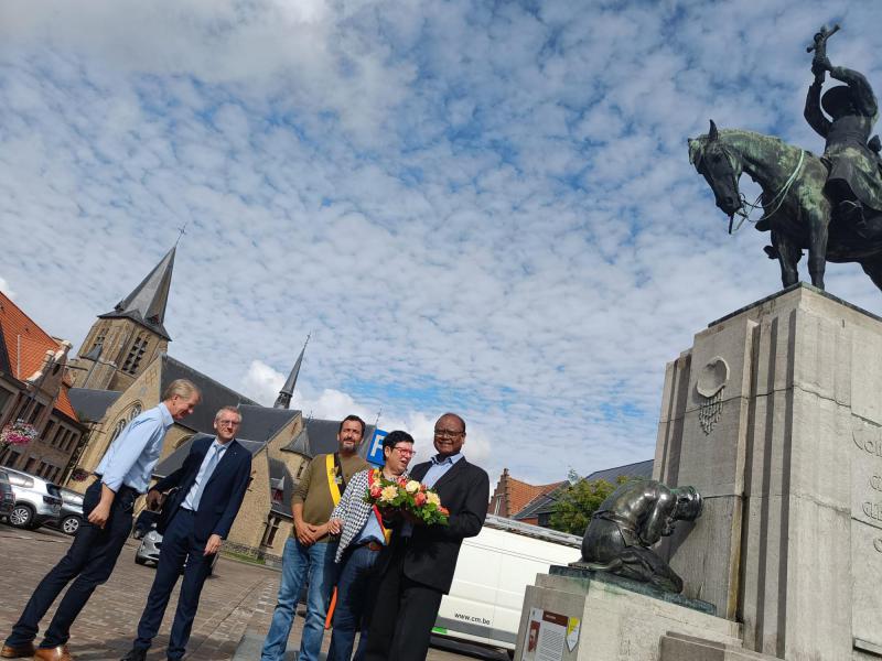 Bij het standbeeld van Pater Lievens markt Moorslede © E Vanlierde