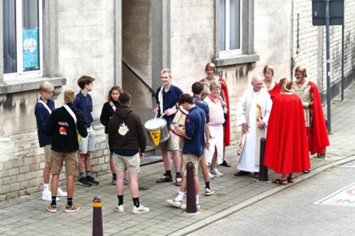 Enthousiast trommelkorps van de Chiro en waardige Romeinse soldaten @Freddy Van Huysse 