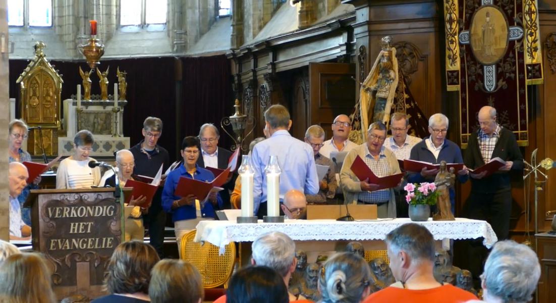 Het parochiale zangkoor in actie. © Freddy Van Huysse 