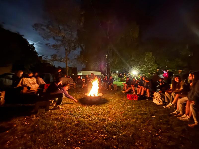  We legden de mooie dag in Gods' handen rond het kampvuur. 