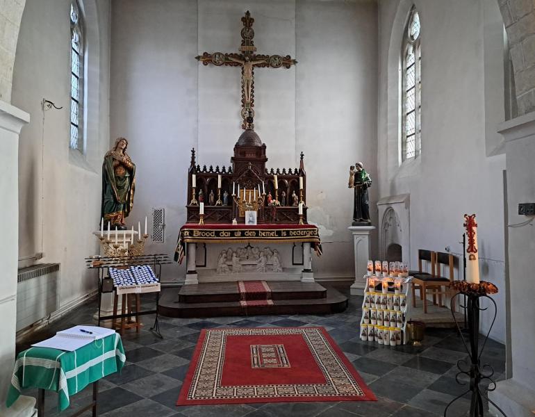 De Kruisweg in kerkje van Bos, Onze Lieve Vrouw van Zeven Weeën. 