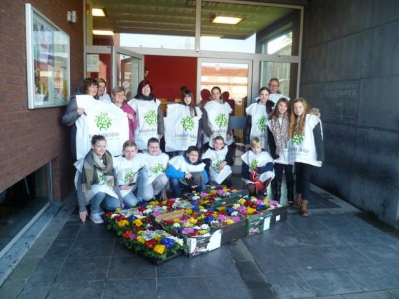 Bloemenverkoop door de vormelingen ten voordele van Broederlijk Delen 