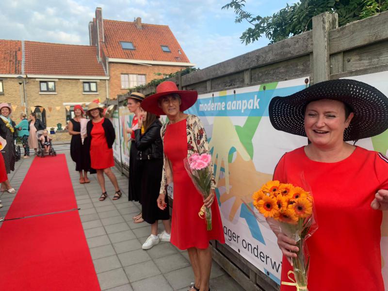 Op 1 september zwaaiden de schoolpoorten feestelijk open om de kinderen te ontvangen. In de Sint-Jozefsschool in Lombardsijde was er zelfs een rode loper. © -