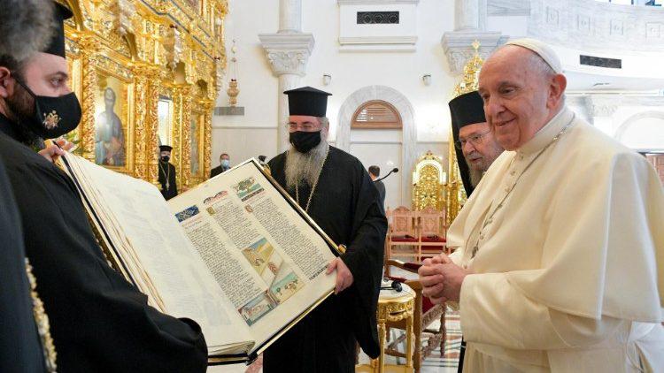 De paus overhandigt de Codex Pauli aan de orthodoxe metropoliet Chrysostomos II © VaticanNews