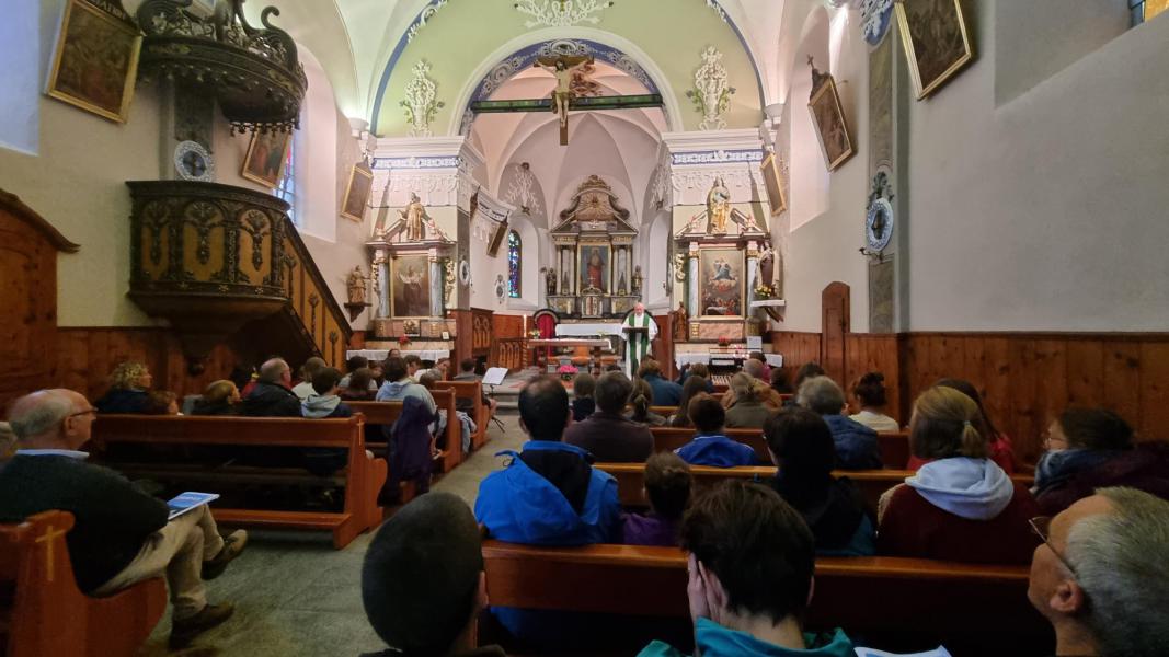Eucharistie in de dorpskerk van Chandolin © Lieven van Peteghem