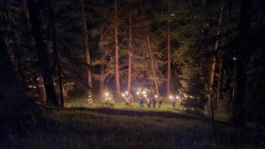 De jongeren op fakkeltocht © Lieven van Peteghem