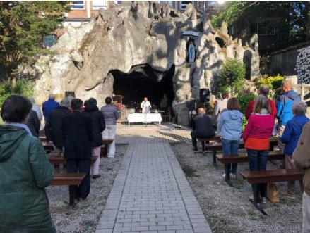 Mariaviering aan de Lourdesgrot in Kortrijk 