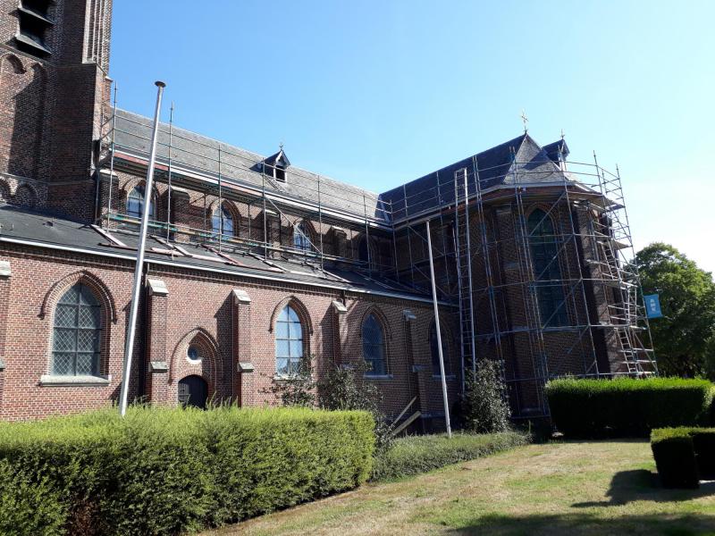 De kerk in de steigers in 2022 