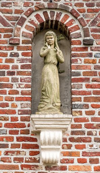 Mariabeeld in de voorgevel 