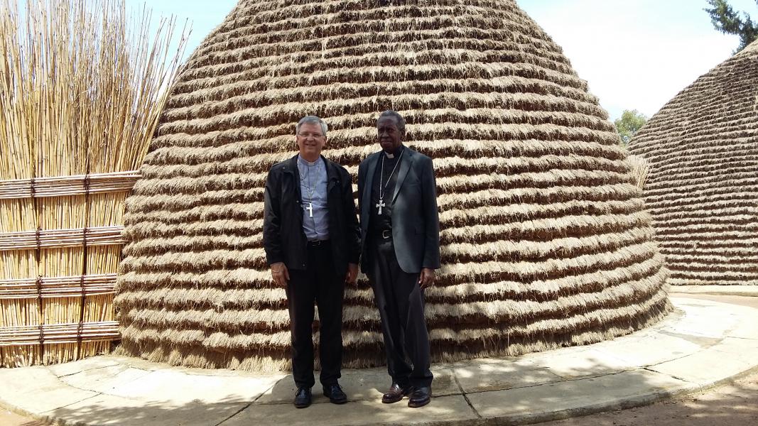 Mgr. Johan Bonny met Mgr. Smaragde Mbonyintege, bisschop van Kabgayi © Johan Bonny