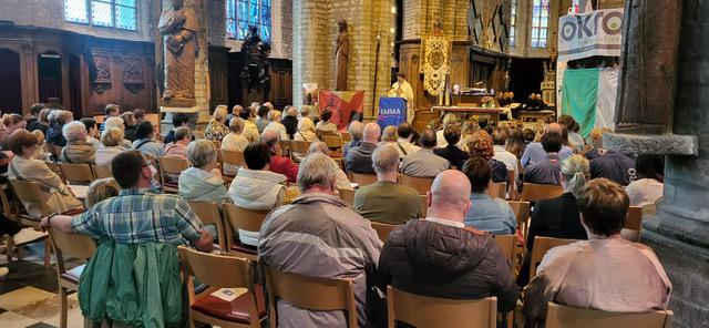 EEN BOMVOLLE KERK @Paula 