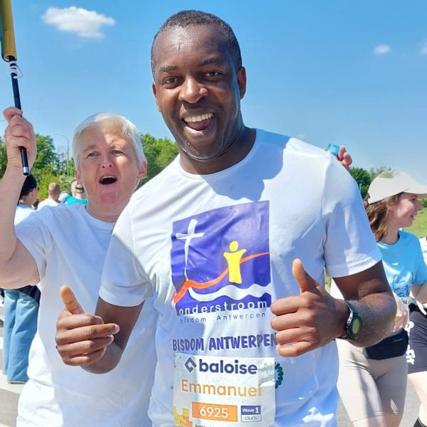 Vicaris-Generaal Emanuel Ikeobi liep ook mee, hij is dit jaar de Vormheer in de drie vormselvieringen in onze Pastorale Eenheid 