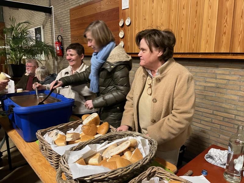 Soep en brood ten voordele van Broederlijk Delen. 