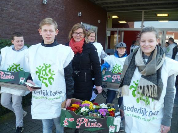 Bloemenverkoop door de vormelingen ten voordele van Broederlijk Delen 