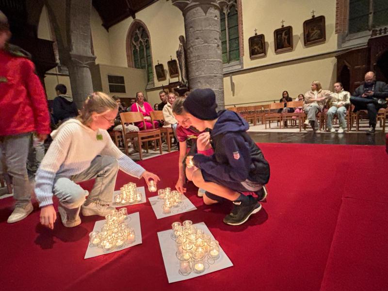  Vormelingen zetten een kaarsje in Jezus' voetspoor, als een teken dat zij JA  zeggen aan het vormsel. 