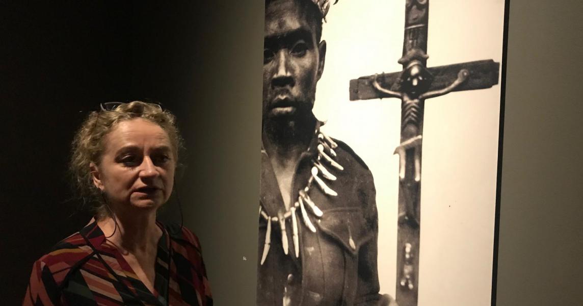 Curator Els De Palmenaer bij de foto van chef Bambi Graça van Kinsimba in Angola  © Benoit Lannoo