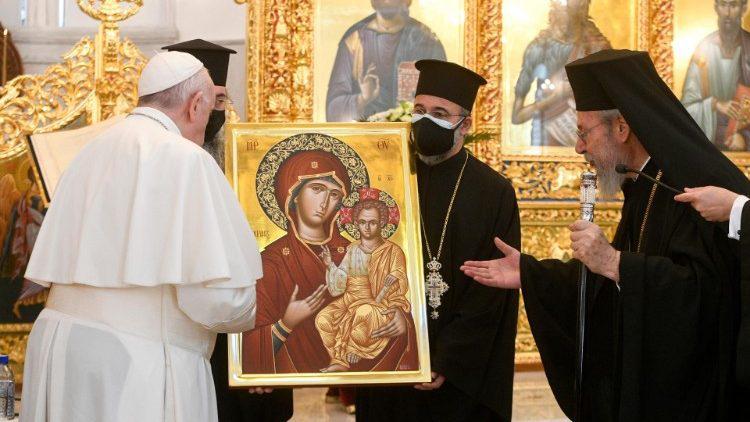 Paus Franciscus krijgt een Madonna met Kind-icoon van de Cyprische metropoliet Chrysostomos ten geschenke © VaticanNews