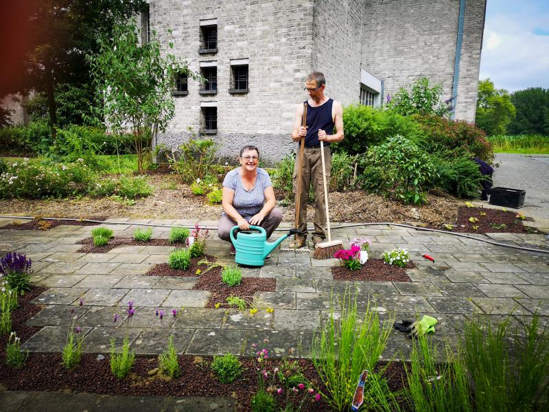 Hildegart Uvin en Johan aan het werk in de stiltetuin Hemelse Gaarde in Erembodegem. 