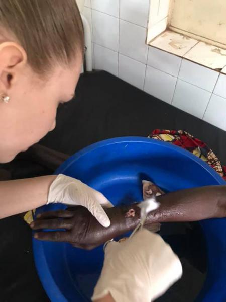 De wondverzorging. We hebben je de ergste foto's bespaard. © The Uganda nurses 2019