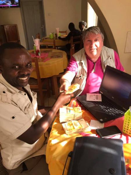 Dankzij jullie steun kunnen we een laptop schenken aan de Rambia orphanage care nursary and primary school! © The Uganda nurses 2019