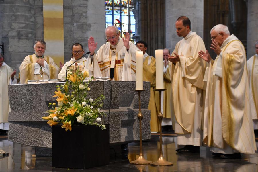 Marc Giraud en Nguyen Van Dung tot priester gewijd in de kathedraal van Brussel (19 juni 2022) © Anne Périer